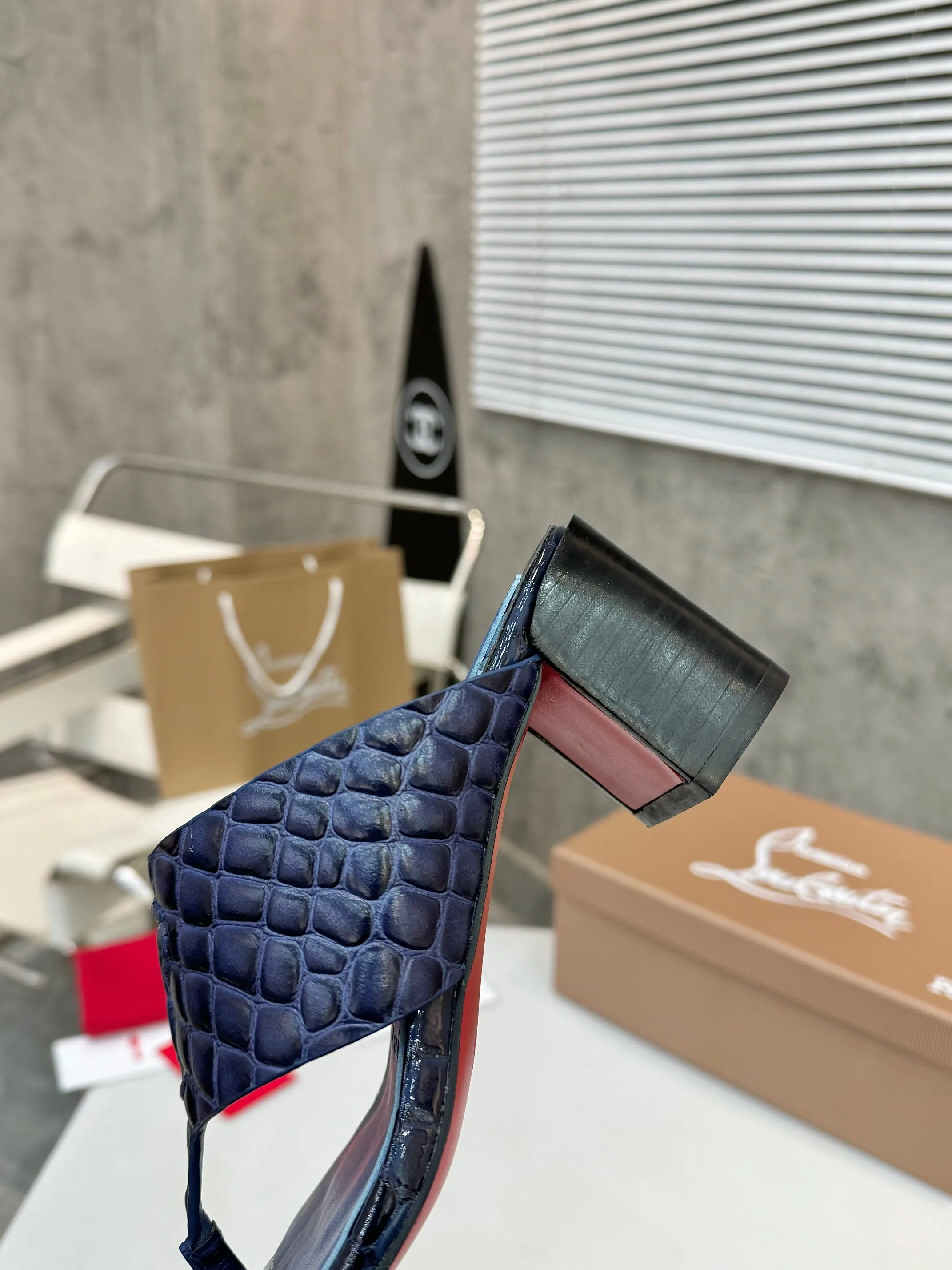 👟👟Ex-factory price 440👟👟 Genuine leather base +40 Top version Exclusive customization Purchasing level ⚡⑤ colors to choose from. Reintroducing Christian Louboutin (CL) logo design, the latest catwalk style of red-soled shoes 💥abbreviated as CL red-soled shoes T-stage catwalk style👠a fresh breeze with a touch of nobility, perfect on the feet💃elegant and crystal clear, all accessories, materials and patterns are all customized 1:1 from the original version, zero distance from the original version 1⃣Upper: crocodile pattern cowhide 2⃣Inner: sheepskin 3⃣Heel height: 7cm 4⃣🔺Original packaging 5⃣Number of yards: 35-42 yards (42 can be customized and cannot be returned or exchanged)